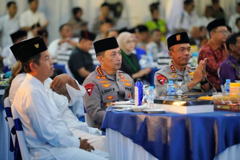 Kapolri Jenderal Listyo Sigit Prabowo menyampaikan paparan mengenai upaya Pemerintah Indonesia dalam mendorong perdamaian dunia saat menghadiri acara Silaturahmi Ramadhan di Polda Jawa Barat, Rabu (4/3/2026).