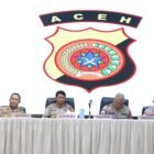 Kapolda Aceh Irjen Pol. Marzuki Ali Basyah didampingi Wakapolda Aceh Brigjen Pol. Ari Wahyu Widodo memberikan arahan kepada personel Ditpamobvit dan Ditbinmas Polda Aceh di Gedung Presisi Polda Aceh, Banda Aceh, Rabu (4/3/2026), guna meningkatkan profesionalisme, disiplin, serta penguatan tugas pembinaan masyarakat dan pengamanan objek vital.