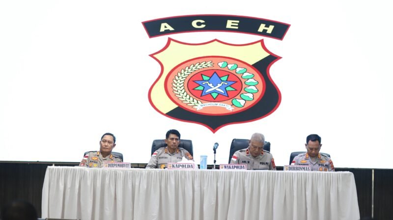 Kapolda Aceh Irjen Pol. Marzuki Ali Basyah didampingi Wakapolda Aceh Brigjen Pol. Ari Wahyu Widodo memberikan arahan kepada personel Ditpamobvit dan Ditbinmas Polda Aceh di Gedung Presisi Polda Aceh, Banda Aceh, Rabu (4/3/2026), guna meningkatkan profesionalisme, disiplin, serta penguatan tugas pembinaan masyarakat dan pengamanan objek vital.