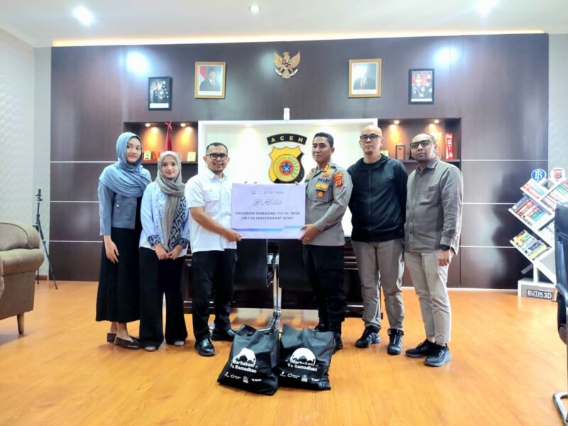 Polres Lhokseumawe bersama Mubadala Energy dan SKK Migas menyerahkan secara simbolis ratusan paket sembako untuk masyarakat dalam kegiatan sosial Ramadhan di Mapolres Lhokseumawe, Kamis (5/3/2026). Bantuan ini merupakan wujud sinergi dan kepedulian terhadap warga di bulan suci Ramadhan.