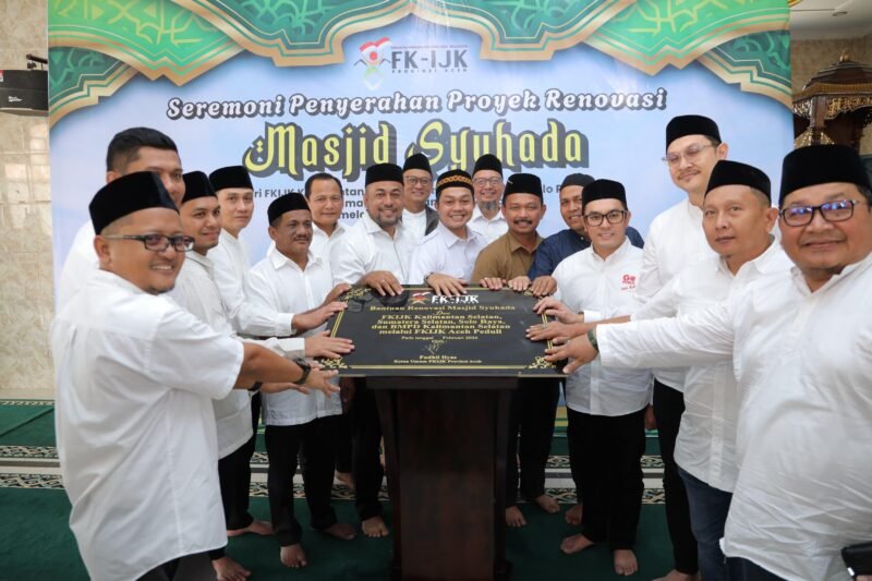 Ketua FKIJK Aceh Fadhil Ilyas bersama Pembina FKIJK Aceh Daddi Peryoga menyerahkan bantuan renovasi Masjid Syuhada Kuala Simpang melalui program FKIJK Aceh Peduli, Kamis (5/3). Bantuan yang merupakan kolaborasi lintas provinsi ini menjadi wujud kepedulian sektor jasa keuangan dalam mendukung kegiatan keagamaan dan memperkuat kebersamaan masyarakat.