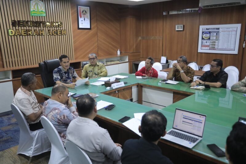 Sekda Aceh, M. Nasir, S.IP, MPA di dampingi Asisten Perekonomian & Pembangunan Sekda Aceh, Ir. T.Robby Irza serta SKPA terkait memimpin Rapat Teknis Pengendalian Inflasi dalam rangka HKBN tahun 2026, di ruang rapat sekda Aceh, Kamis, 5 feb 2026