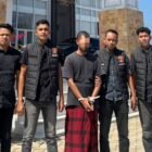 Satreskrim Polres Pidie Jaya menyerahkan tersangka dan barang bukti kasus judi online jenis slot kepada Jaksa Penuntut Umum Kejaksaan Negeri Pidie Jaya dalam proses Tahap II, Kamis (5/3/2026).