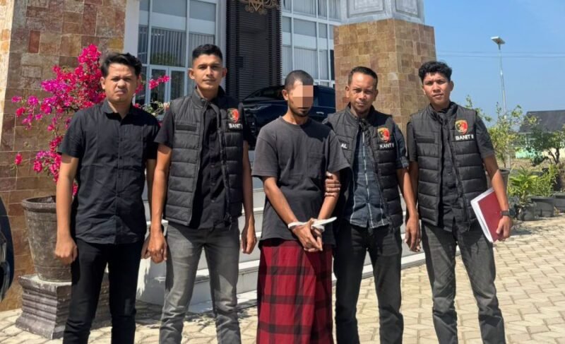 Satreskrim Polres Pidie Jaya menyerahkan tersangka dan barang bukti kasus judi online jenis slot kepada Jaksa Penuntut Umum Kejaksaan Negeri Pidie Jaya dalam proses Tahap II, Kamis (5/3/2026).