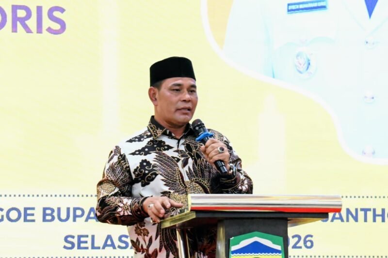 Bupati Aceh Besar, H. Muharram Idris (Syech Muharram), saat memberikan keterangan pers di Kota Jantho terkait ketersediaan stok BBM dan pangan menjelang Ramadan, Jumat (06/03/2026).