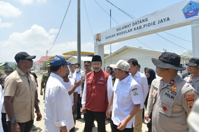 Wakil Gubernur Aceh, Fadhlullah, SE mendampingi Menteri Dalam Negeri RI, Tito Karnavian, Menteri Sosial RI, Saifullah Yusuf meninjau Hunian Sementara (Huntara) di Gampong Manyang Cut, Kacamatan Meureudu, Kabupaten Pidie Jaya, Jumat, 06/03/2026.