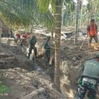 Babinsa Posramil Ketambe bersama warga dan pekerja PT Anindia melaksanakan gotong royong membersihkan saluran parit di Desa Lueser, Kecamatan Ketambe, Aceh Tenggara, Kamis (5/3/2026), guna mencegah banjir dan penyebaran penyakit.