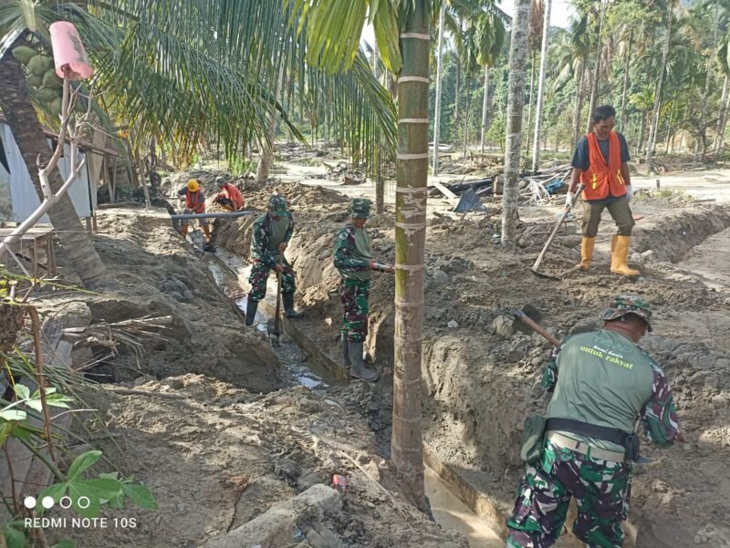 Babinsa Posramil Ketambe bersama warga dan pekerja PT Anindia melaksanakan gotong royong membersihkan saluran parit di Desa Lueser, Kecamatan Ketambe, Aceh Tenggara, Kamis (5/3/2026), guna mencegah banjir dan penyebaran penyakit.