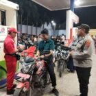 Personel Polres Lhokseumawe melakukan pengamanan dan pengaturan lalu lintas di salah satu SPBU di Kota Lhokseumawe guna mengantisipasi antrean panjang serta mencegah panic buying BBM oleh masyarakat, Kamis (5/3/2026) malam.