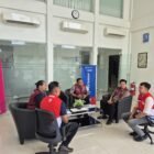 Personel Unit Tipidter Satreskrim Polresta Banda Aceh melakukan koordinasi dengan pihak Pertamina terkait penyaluran BBM guna memastikan ketersediaan stok tetap aman menjelang Idul Fitri di wilayah Kota Banda Aceh, Jumat (6/3/2026).