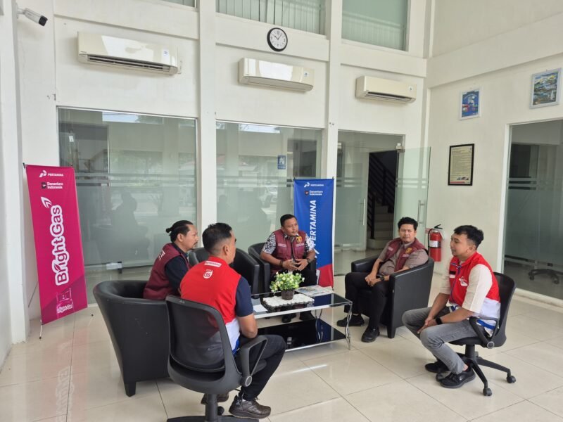 Personel Unit Tipidter Satreskrim Polresta Banda Aceh melakukan koordinasi dengan pihak Pertamina terkait penyaluran BBM guna memastikan ketersediaan stok tetap aman menjelang Idul Fitri di wilayah Kota Banda Aceh, Jumat (6/3/2026).