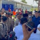 Personel Polres Pidie Jaya melaksanakan pengamanan kunjungan kerja Mendagri RI Tito Karnavian dan Mensos RI Saifullah Yusuf saat penyerahan bantuan kepada masyarakat korban bencana hidrometeorologi di Kabupaten Pidie Jaya, Jumat (6/3/2026).