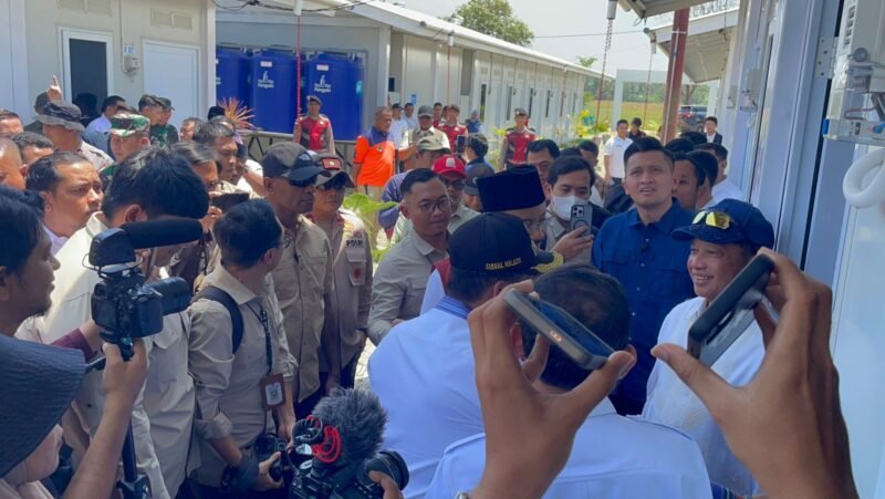Personel Polres Pidie Jaya melaksanakan pengamanan kunjungan kerja Mendagri RI Tito Karnavian dan Mensos RI Saifullah Yusuf saat penyerahan bantuan kepada masyarakat korban bencana hidrometeorologi di Kabupaten Pidie Jaya, Jumat (6/3/2026).