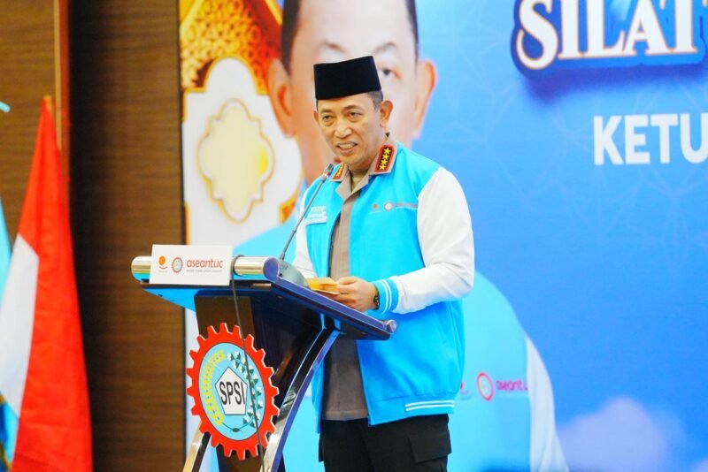 Kapolri Listyo Sigit Prabowo menghadiri buka puasa bersama jajaran Konfederasi Serikat Pekerja Seluruh Indonesia (KSPSI) di Jawa Barat, Jumat (6/3/2026), sekaligus mengajak kalangan buruh memperkuat persatuan untuk mewujudkan Indonesia Emas 2045.