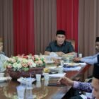 Bupati Aceh Besar H. Muharram Idris memimpin rapat evaluasi dan pelaporan hasil perekrutan pengajar Beut Kitab Bak Sikula di Gedung Dekranasda Aceh Besar, Jumat (6/3/2026) malam. FOTO/MC ACEH BESAR