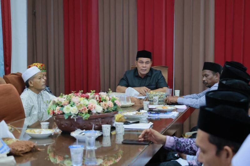 Bupati Aceh Besar H. Muharram Idris memimpin rapat evaluasi dan pelaporan hasil perekrutan pengajar Beut Kitab Bak Sikula di Gedung Dekranasda Aceh Besar, Jumat (6/3/2026) malam. FOTO/MC ACEH BESAR
