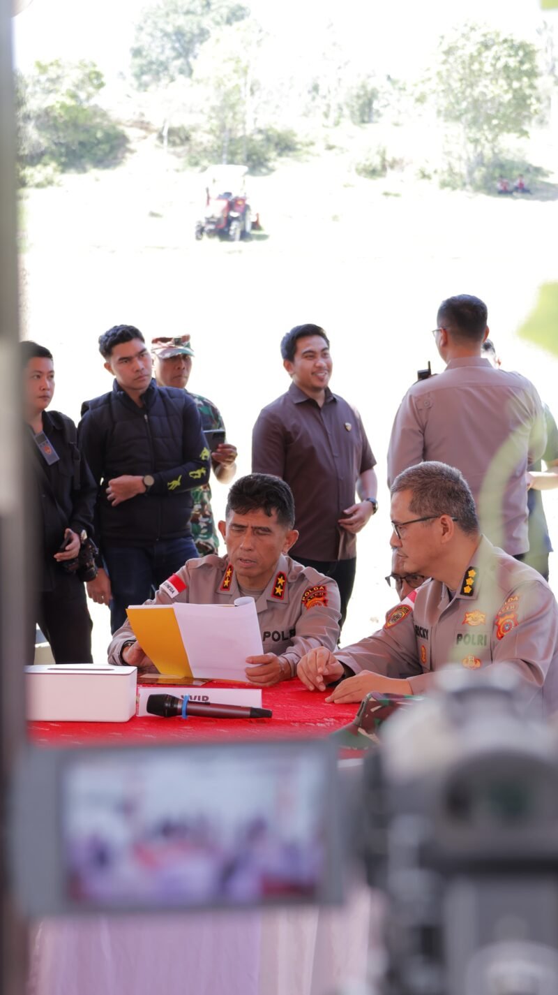 Kapolda Aceh Irjen Pol. Drs. Marzuki Ali Basyah, M.M., bersama unsur Forkopimda Aceh dan kelompok tani melakukan penanaman bibit jagung jenis Maxi secara serentak di Desa Data Gaseu, Seulimum, Aceh Besar, Sabtu (7/3/2026).