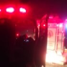 Babinsa Koramil 02/Karang Baru Kodim 0117/Aceh Tamiang bersama petugas pemadam kebakaran dan warga berupaya memadamkan kebakaran tumpukan kayu sisa banjir bandang di Desa Tanjung Karang, Kecamatan Karang Baru, Aceh Tamiang, Kamis malam (6/3/2026).