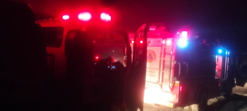 Babinsa Koramil 02/Karang Baru Kodim 0117/Aceh Tamiang bersama petugas pemadam kebakaran dan warga berupaya memadamkan kebakaran tumpukan kayu sisa banjir bandang di Desa Tanjung Karang, Kecamatan Karang Baru, Aceh Tamiang, Kamis malam (6/3/2026).