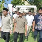 Wakil Gubernur Aceh, Fadhlullah, SE bersama Menteri Kebudayaan RI, Fadli Zon, Bupati Aceh Tamiang, Armia Fadmi menyerahkan bantuan kepada masyarakat di tempat Hunian Sementara (Huntara) di Belakang Kantor DPRK Aceh Tamiang, Sabtu, 07/03/2026