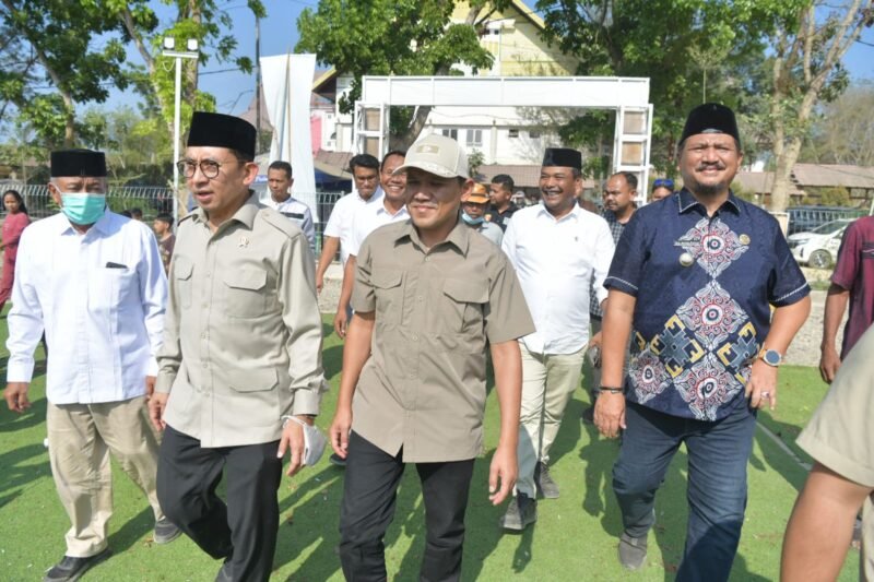 Wakil Gubernur Aceh, Fadhlullah, SE bersama Menteri Kebudayaan RI, Fadli Zon, Bupati Aceh Tamiang, Armia Fadmi menyerahkan bantuan kepada masyarakat di tempat Hunian Sementara (Huntara) di Belakang Kantor DPRK Aceh Tamiang, Sabtu, 07/03/2026