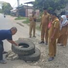 Camat Kuta Baro, Zahrul Fuadi, meninjau sekaligus melakukan perbaikan jalan berlubang dengan pengecoran di sejumlah titik wilayah Kecamatan Kuta Baro, Aceh Besar, sebagai respons cepat terhadap keluhan masyarakat.(7/3/2026)