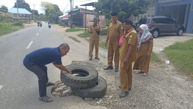Camat Kuta Baro, Zahrul Fuadi, meninjau sekaligus melakukan perbaikan jalan berlubang dengan pengecoran di sejumlah titik wilayah Kecamatan Kuta Baro, Aceh Besar, sebagai respons cepat terhadap keluhan masyarakat.(7/3/2026)