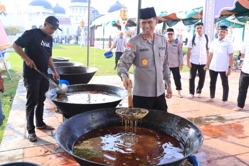 Kapolda Aceh Marzuki Ali Basyah berbaur dengan masyarakat saat melihat proses memasak kuah beulangong menjelang Khanduri Ramadhan di halaman Masjid Raya Baiturrahman, Banda Aceh, Jumat (6/3/2026). Kehadiran Kapolda menjadi simbol kebersamaan Polri dan masyarakat dalam menjaga tradisi serta mempererat silaturahmi di bulan suci Ramadhan.