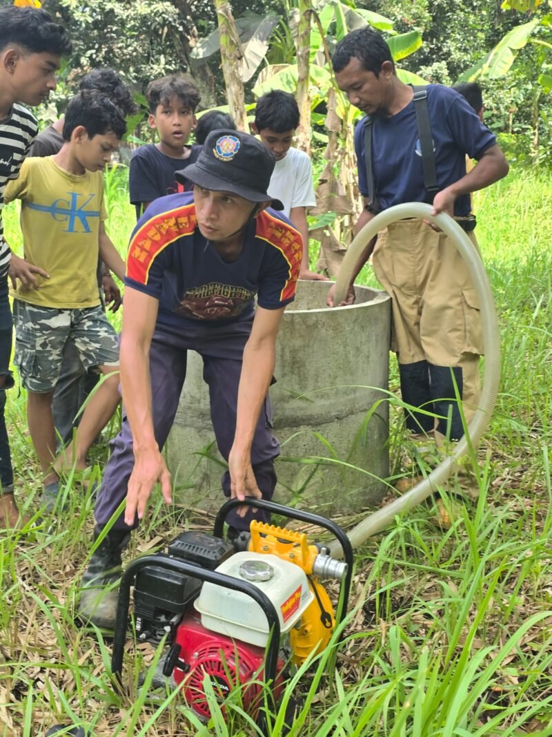 Petugas Damkar BPBD Aceh Besar berupaya memadamkan api yang membakar rumpun bambu, di Gampong Bada, Kecamatan Ingin Jaya, Kabupaten Aceh Besar, Minggu (8/3/2026) siang. FOTO/ MC ACEH BESAR