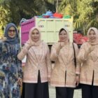 Pengurus Dharma Wanita Persatuan (DWP) Pusat bersama DWP Aceh menyerahkan bantuan kepada masyarakat terdampak banjir di Kampung Kebun Tanah Terban, Kecamatan Karang Baru, Aceh Tamiang, Sabtu (7/3/2026), yang dirangkai dengan kegiatan buka puasa bersama.