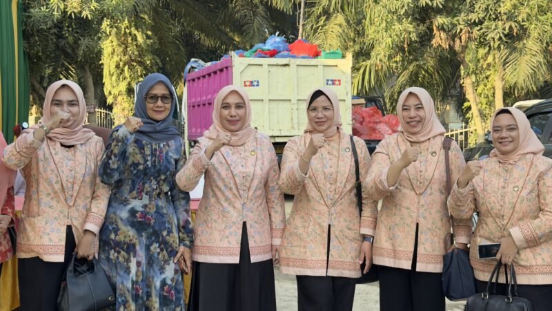 Pengurus Dharma Wanita Persatuan (DWP) Pusat bersama DWP Aceh menyerahkan bantuan kepada masyarakat terdampak banjir di Kampung Kebun Tanah Terban, Kecamatan Karang Baru, Aceh Tamiang, Sabtu (7/3/2026), yang dirangkai dengan kegiatan buka puasa bersama.