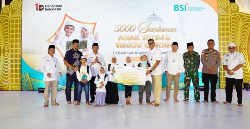 *Caption-BSI Berbagi : 5.000 Anak Yatim Terima Santunan Serentak di Seluruh Indonesia*Aceh Tamiang, 7 Maret 2026. Direktur Utama PT Bank Syariah   Indonesia (Persero) Tbk (BSI) Anggoro Eko Cahyo (empat dari kiri), bersama Komisaris Utama BSI Muhadjir Effendy (tiga dari kiri), Ketua Dewan Pengawas Syariah BSI Prof KH Hasanudin (paling kiri), Direktur Information Technology BSI Muharto Hadi Suprapto (lima dari kiri) dan Bupati Aceh Tamiang Armia Fahmi (dua dari kiri) berfoto bersama anak anak dalam acara Santunan 5000 Anak Yatim dan Wakaf Al-Quran yang berpusat di Aceh Tamiang dan serentak digelar di 9 titik regional BSI. Aceh,Medan, Palembang, Jakarta,Bandung, Semarang, Surabaya, Kalimantan dan Makassar.