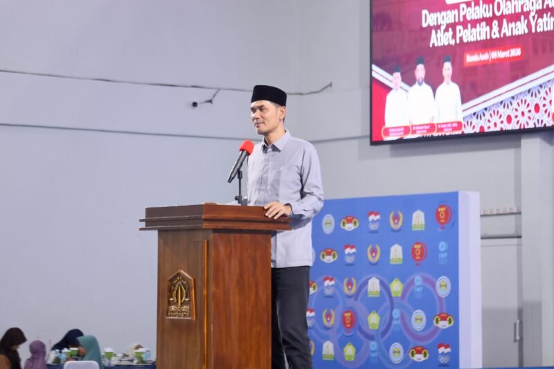 Sekretaris Daerah Aceh M Nasir, S.IP, MPA menyampaikan sambutan pada acara Buka Puasa Bersama KONI Aceh dengan pelaku olahraga, atlet, pelatih dan anak yatim, di GOR Persatuan Angkat Berat Angkat Besi dan Binaraga Seluruh Indonesia, Minggu (8/3/2026) sore. Turut hadir Ketua TP-PKK Aceh & Ketua DWP Aceh