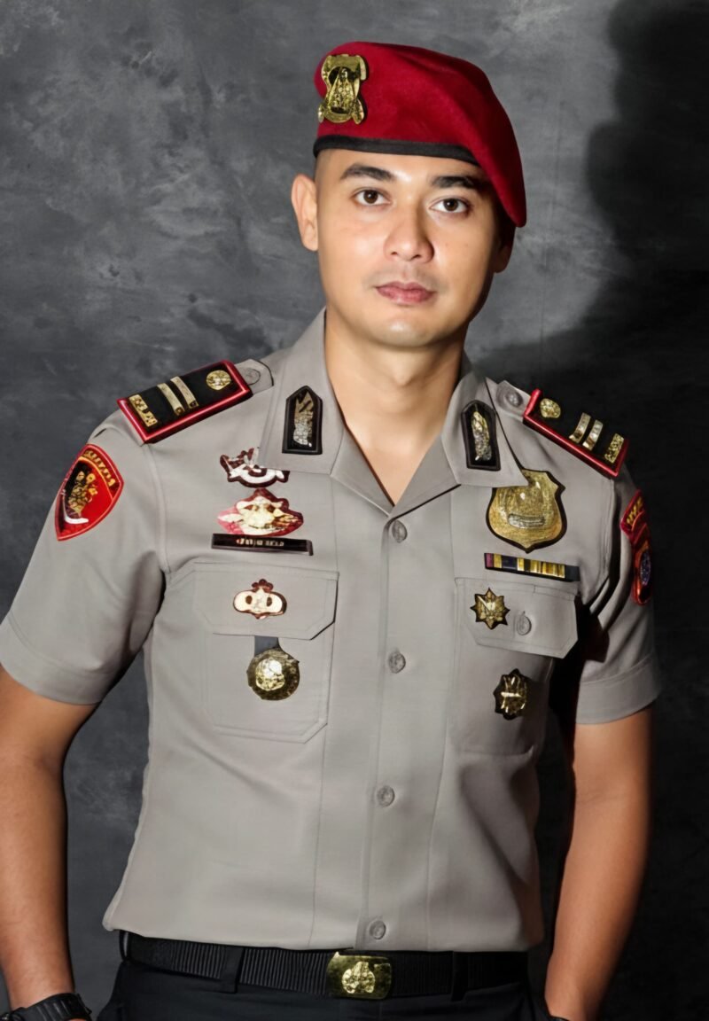 IPTU Mirzan, S.H., M.Si resmi dipercaya menjabat Kasat Reskrim Polres Pidie. Perwira yang pernah bertugas di BNN Aceh ini dikenal berpengalaman dalam pengungkapan jaringan narkotika serta aktif membangun kedekatan dengan masyarakat.(9/3/2026)