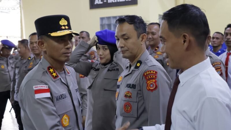 Kapolda Aceh Irjen Pol. Drs. Marzuki Ali Basyah, M.M., memberikan arahan kepada para pejabat dan personel Direktorat Kepolisian Perairan dan Udara (Ditpolairud) Polda Aceh dalam kunjungan kerja yang berlangsung di Aula Mako Ditpolairud Polda Aceh, Kecamatan Kuta Alam, Kota Banda Aceh, Senin (9/3/2026).