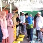 Ketua ICMI Aceh, Taqwaddin, menyerahkan paket bantuan Ramadhan kepada warga dhuafa saat kegiatan “ICMI Aceh Peduli Dhuafa Ramadhan 1447 H” di Desa Reului Mangat, Pidie Jaya.Minggu (8/3/2026).