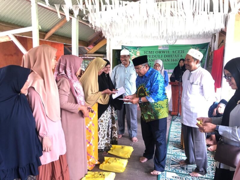 Ketua ICMI Aceh, Taqwaddin, menyerahkan paket bantuan Ramadhan kepada warga dhuafa saat kegiatan “ICMI Aceh Peduli Dhuafa Ramadhan 1447 H” di Desa Reului Mangat, Pidie Jaya.Minggu (8/3/2026).
