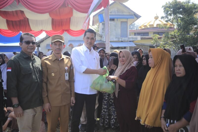 Sekda Aceh, M. Nasir, S.IP, MPA di dampingi Bupati Aceh Barat, Tarmizi serta SkPA terkait membuka acara Gerakan pangan Murah (GPM) di Area pasar Tani Meulaboh, Senin, 9 Maret 2026
