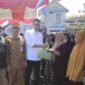 Sekda Aceh, M. Nasir, S.IP, MPA di dampingi Bupati Aceh Barat, Tarmizi serta SkPA terkait membuka acara Gerakan pangan Murah (GPM) di Area pasar Tani Meulaboh, Senin, 9 Maret 2026