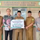 Wakil Bupati Aceh Besar Drs H Syukri didampingi Asisten I Sekda Aceh Besar Farhan AP dan Kepala Sekretariat Baitul Mal Aceh Besar Apriadi ST menerima penyerahan zakat karyawan dan karyawati PT. Bank Aceh Syariah Cabang Jantho yang diserahkan oleh pimpinan PT. Bank Aceh Syariah Cabang Jantho, Mursal di sekretariat Baitul Mal Aceh Besar, Senin (9/3/2026).
FOTO/ MC ACEH BESAR