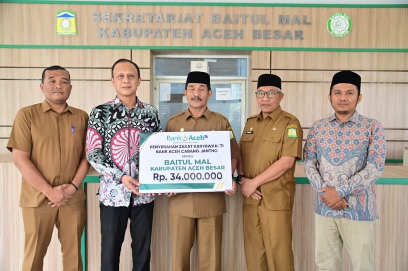 Wakil Bupati Aceh Besar Drs H Syukri didampingi Asisten I Sekda Aceh Besar Farhan AP dan Kepala Sekretariat Baitul Mal Aceh Besar Apriadi ST menerima penyerahan zakat karyawan dan karyawati PT. Bank Aceh Syariah Cabang Jantho yang diserahkan oleh pimpinan PT. Bank Aceh Syariah Cabang Jantho, Mursal di sekretariat Baitul Mal Aceh Besar, Senin (9/3/2026).
FOTO/ MC ACEH BESAR