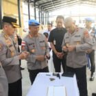 Wakapolda Aceh Ari Wahyu Widodo memimpin pemeriksaan senjata api milik personel di lingkungan Polda Aceh di Meuligoe Tribrata Polda Aceh, Senin (9/3/2026), guna memastikan kelengkapan administrasi serta kelayakan senjata dinas yang digunakan anggota.