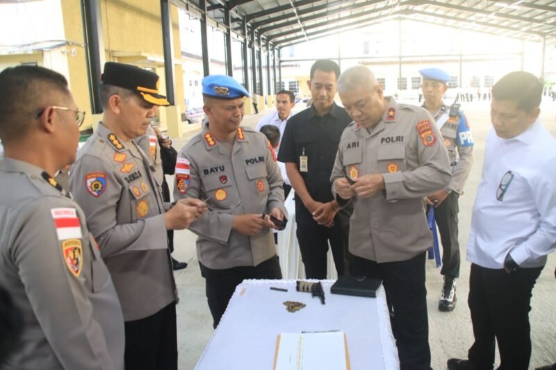 Wakapolda Aceh Ari Wahyu Widodo memimpin pemeriksaan senjata api milik personel di lingkungan Polda Aceh di Meuligoe Tribrata Polda Aceh, Senin (9/3/2026), guna memastikan kelengkapan administrasi serta kelayakan senjata dinas yang digunakan anggota.