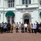 Ketua Yayasan AMANAH Dr. Ir. Syaifullah Muhammad, ST., M.Eng. bersama Kepala Perwakilan Bank Indonesia Provinsi Aceh Agus Chusaini saat melakukan audiensi membahas kolaborasi pengembangan ekonomi kreatif dan pemberdayaan UMKM di Gedung Bank Indonesia Banda Aceh, Senin (9/3/2026).