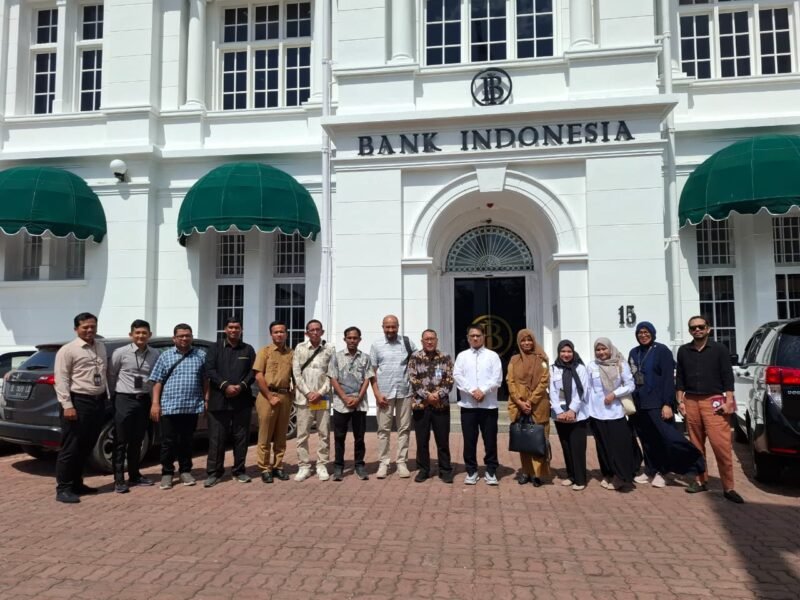 Ketua Yayasan AMANAH Dr. Ir. Syaifullah Muhammad, ST., M.Eng. bersama Kepala Perwakilan Bank Indonesia Provinsi Aceh Agus Chusaini saat melakukan audiensi membahas kolaborasi pengembangan ekonomi kreatif dan pemberdayaan UMKM di Gedung Bank Indonesia Banda Aceh, Senin (9/3/2026).