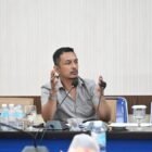 Anggota Komisi 1 DPRK Banda Aceh, Teuku Arief Khalifah (kiri), saat memberikan keterangan terkait dukungan legislatif terhadap proyek revitalisasi Taman Sari dan Lapangan SMEP Peunayong dalam APBK 2026.