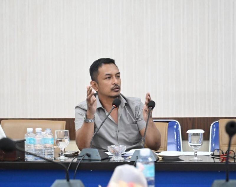 Anggota Komisi 1 DPRK Banda Aceh, Teuku Arief Khalifah (kiri), saat memberikan keterangan terkait dukungan legislatif terhadap proyek revitalisasi Taman Sari dan Lapangan SMEP Peunayong dalam APBK 2026.