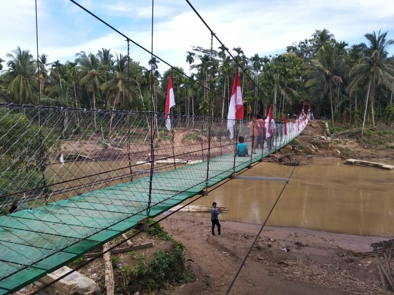 Kasad Jenderal TNI Maruli Simanjuntak meresmikan program pembangunan 11 jembatan gantung melalui program Jembatan Garuda di sejumlah wilayah Aceh untuk membuka akses transportasi masyarakat yang sempat terisolasi akibat kerusakan infrastruktur pascabencana.