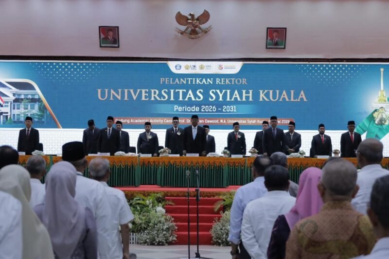 Perwakilan Polda Aceh menghadiri pelantikan Rektor Universitas Syiah Kuala (USK) Prof. Dr. Mirza Tabrani, S.E., M.B.A., D.B.A., periode 2026–2031 di Gedung AAC Dayan Dawood, Banda Aceh, Senin (9/3/2026).