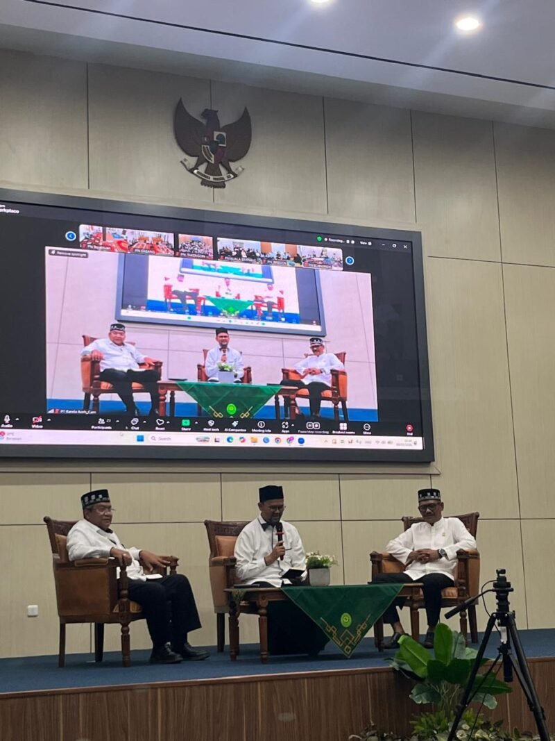 Keluarga besar Pengadilan Tinggi Banda Aceh mengikuti kegiatan khatam Alquran, tausyiah, dan buka puasa bersama Ramadhan 1447 H di Banda Aceh, Senin (9/3/2026). Acara tersebut diikuti para Hakim Tinggi, Hakim Ad Hoc, panitera, jajaran kesekretariatan serta keluarga dalam suasana penuh kebersamaan.